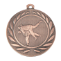 Medal brązowy DI5000.I.03 – medal judo z wizerunkiem judoków w wieńcu laurowym, wykonany z metalu. Pole na grawer z tyłu. Idealny na trzecie miejsce, zawody judo i sztuki walki.