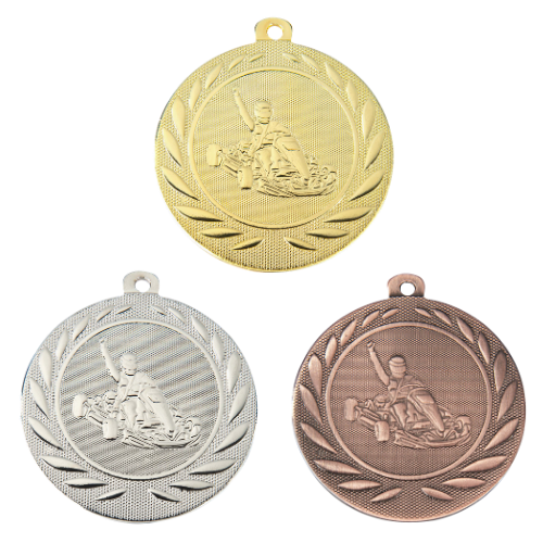 Medal DI5000.J – medal kartingowy z wizerunkiem gokarta w wieńcu laurowym, wykonany z metalu. Pole na grawer z tyłu. Dostępny w wersji złotej, srebrnej i brązowej. Idealny na zawody kartingowe i uroczystości sportowe.