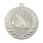 Medal srebrny DI5000.J.02 – medal kartingowy z wizerunkiem gokarta w wieńcu laurowym, wykonany z metalu. Pole na grawer z tyłu. Idealny na drugie miejsce i zawody kartingowe.