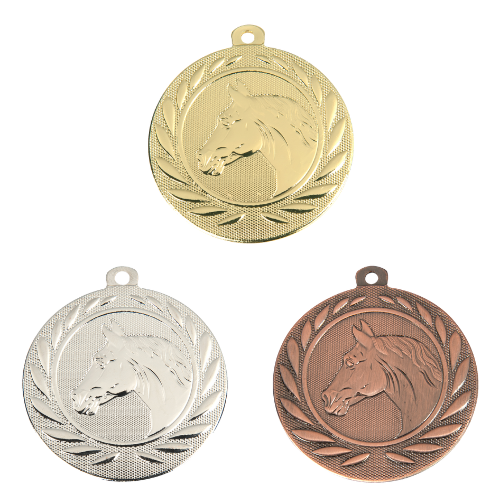 Medal DI5000.U – medal jeździecki z wizerunkiem głowy konia w wieńcu laurowym, wykonany z metalu. Pole na grawer z tyłu. Dostępny w wersji złotej, srebrnej i brązowej. Idealny na zawody jeździeckie i uroczystości sportowe.