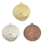 Medal DI5000.U – medal jeździecki z wizerunkiem głowy konia w wieńcu laurowym, wykonany z metalu. Pole na grawer z tyłu. Dostępny w wersji złotej, srebrnej i brązowej. Idealny na zawody jeździeckie i uroczystości sportowe.