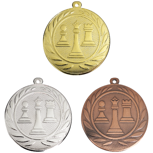 Medal DI5000.ZD – medal z motywem szachów: figury szachowe w wieńcu laurowym, wykonany z metalu. Pole na grawer z tyłu. Dostępny w wersji złotej, srebrnej i brązowej. Idealny na turnieje szachowe i uroczystości.