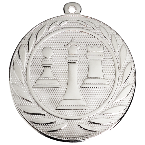 Medal srebrny DI5000.ZD.02 – medal z motywem szachów: figury szachowe w wieńcu laurowym, wykonany z metalu. Pole na grawer z tyłu. Idealny na drugie miejsce w turnieju szachowym.