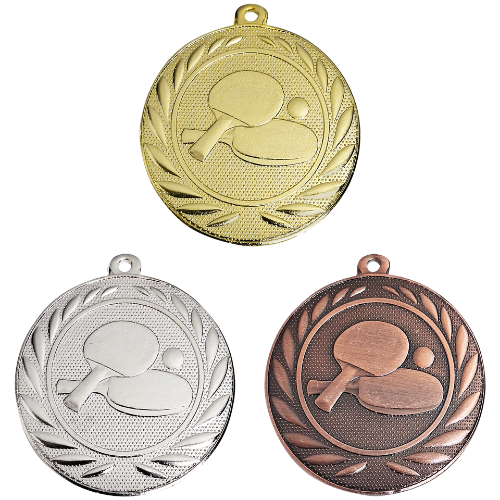 Medal DI5000.ZF – medal z motywem tenisa stołowego: rakietki i piłeczka w wieńcu laurowym, wykonany z metalu. Pole na grawer z tyłu. Dostępny w wersji złotej, srebrnej i brązowej. Idealny na turnieje tenisa stołowego i uroczystości.