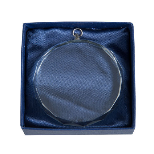 Medal DG6001 – szklany medal ze szlifowaną krawędzią, etui w zestawie. Możliwość personalizacji grawerem laserowym lub nadrukiem UV. Idealny na zawody sportowe, konkursy i uroczystości firmowe.