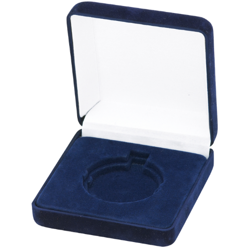 Etui na medal B120 – granatowe etui welurowe otwierane na zawiasach, z wyprofilowanym wkładem na medal. Miejsce na medal z emblematem. Opakowanie na medale sportowe.
