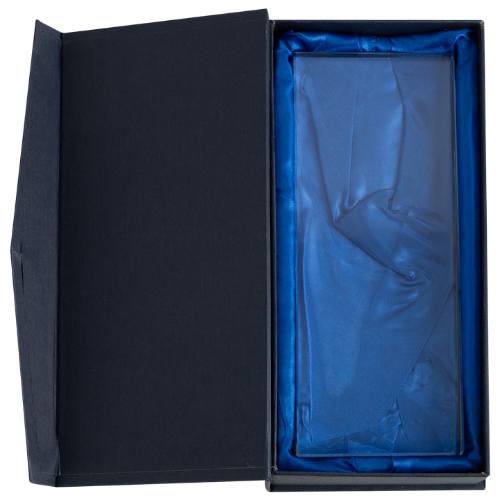 Statuetka szklana W371-W373 szklane trofeum ze ściętą krawędzią, etui w zestawie. Dostępne w trzech rozmiarach. Możliwość personalizacji grawerem laserowym lub nadrukiem UV. Idealne na zawody sportowe, konkursy i uroczystości firmowe.