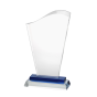 Statuetka szklana GL.055.A – szklana tafla o falowanym szczycie na podstawie z niebieskim akcentem, etui w zestawie. Dostępna w trzech rozmiarach. Możliwość personalizacji grawerem laserowym. Idealna na zawody sportowe, konkursy i uroczystości firmowe.