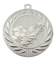Medal srebrny DI5000.B.02 – tematyczny medal piłkarski z reliefem piłki i buta w wieńcu laurowym, wykonany z metalu. Pole na grawer z tyłu. Idealny na drugie miejsce, turnieje piłki nożnej i zawody sportowe.