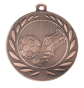 Medal brązowy DI5000.B.03 – tematyczny medal piłkarski z reliefem piłki i buta w wieńcu laurowym, wykonany z metalu. Pole na grawer z tyłu. Idealny na trzecie miejsce, turnieje piłki nożnej i zawody sportowe.