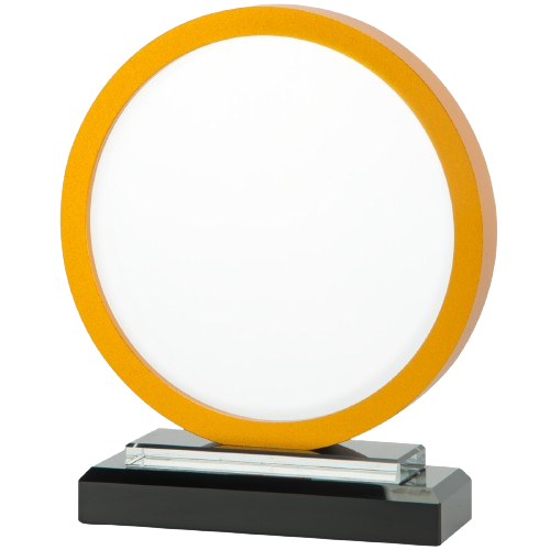 Trofeum szklane W575.01 – okrągłe, ze złotym obramowaniem, na czarnej podstawie, etui w zestawie. Miejsce na tabliczkę. Możliwość personalizacji grawerem laserowym. Idealne na zawody sportowe, konkursy i uroczystości firmowe.