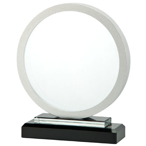 Trofeum szklane W575.02 - okrągłe, ze srebrnym obramowaniem, na czarnej podstawie, etui w zestawie. Miejsce na tabliczkę. Możliwość personalizacji grawerem laserowym. Idealne na zawody sportowe, konkursy i uroczystości firmowe.