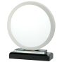 Trofeum szklane W575.02 - okrągłe, ze srebrnym obramowaniem, na czarnej podstawie, etui w zestawie. Miejsce na tabliczkę. Możliwość personalizacji grawerem laserowym. Idealne na zawody sportowe, konkursy i uroczystości firmowe.