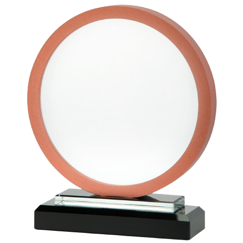 Trofeum szklane W575.03 – okrągłe, z brązowym obramowaniem, na czarnej podstawie, etui w zestawie. Miejsce na tabliczkę. Możliwość personalizacji grawerem laserowym. Idealne na zawody sportowe, konkursy i uroczystości firmowe.