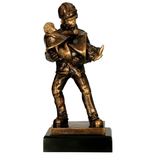 Statuetka odlewana RFST3043 Strażak w kolorze brązu na ciemnej podstawie. Model przedstawia strażaka niosącego dziecko i sprawdzi się jako nagroda, wyróżnienie lub podziękowanie dla strażaków. Miejsce na tabliczkę z nadrukiem.