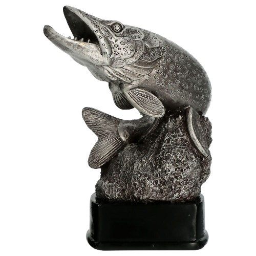 Statuetka odlewana RFST3022 srebrna – wędkarstwo z motywem drapieżnej ryby na ciemnej podstawie. Model sprawdzi się jako nagroda, wyróżnienie lub podziękowanie na zawody i wydarzenia wędkarskie. Miejsce na tabliczkę z nadrukiem.