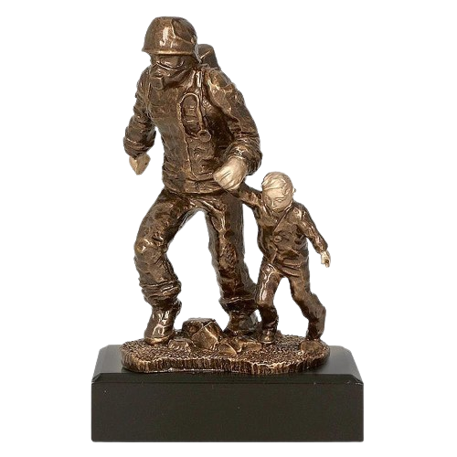 Statuetka Strażak  RFST2020/BR w brązowym kolorze na ciemnej podstawie. Model przedstawia strażaka sprawdzi się jako nagroda, wyróżnienie lub podziękowanie dla strażaków. Miejsce na tabliczkę z nadrukiem.